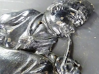 Ijzeren zittende man als plaque - afbeelding 4 van  5