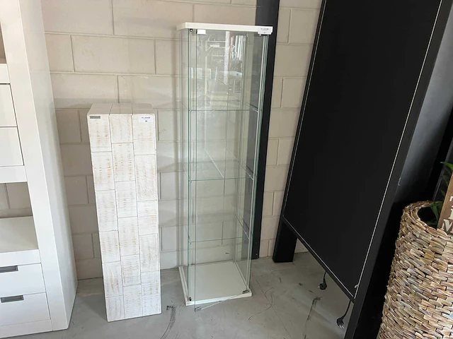 Ikea - detolf - vitrinekast - afbeelding 1 van  2