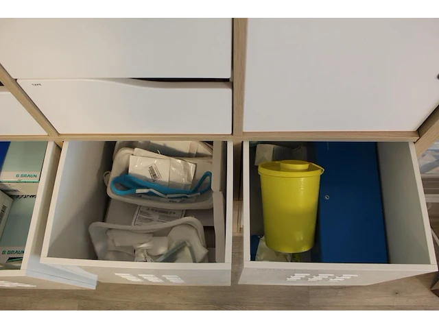 Ikea kast met 25 vakken gevuld met medische oefenmaterialen w.o. spuiten, katheters, hechtmaterialen, adl, ... - afbeelding 2 van  16