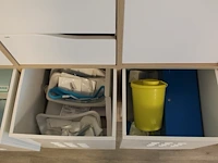 Ikea kast met 25 vakken gevuld met medische oefenmaterialen w.o. spuiten, katheters, hechtmaterialen, adl, ... - afbeelding 2 van  16