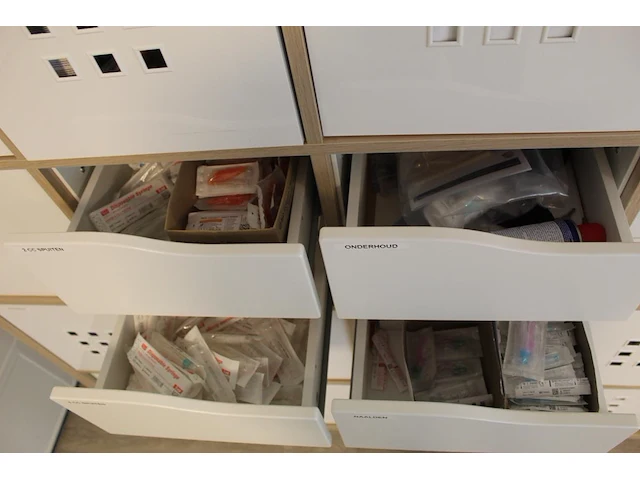 Ikea kast met 25 vakken gevuld met medische oefenmaterialen w.o. spuiten, katheters, hechtmaterialen, adl, ... - afbeelding 3 van  16