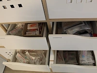 Ikea kast met 25 vakken gevuld met medische oefenmaterialen w.o. spuiten, katheters, hechtmaterialen, adl, ... - afbeelding 3 van  16