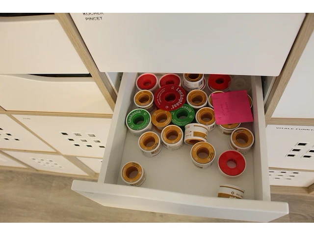 Ikea kast met 25 vakken gevuld met medische oefenmaterialen w.o. spuiten, katheters, hechtmaterialen, adl, ... - afbeelding 4 van  16