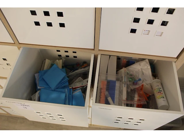 Ikea kast met 25 vakken gevuld met medische oefenmaterialen w.o. spuiten, katheters, hechtmaterialen, adl, ... - afbeelding 5 van  16