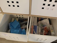 Ikea kast met 25 vakken gevuld met medische oefenmaterialen w.o. spuiten, katheters, hechtmaterialen, adl, ... - afbeelding 5 van  16