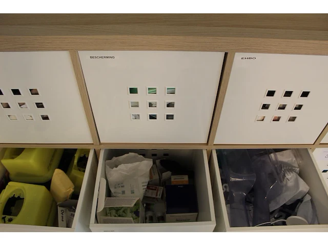 Ikea kast met 25 vakken gevuld met medische oefenmaterialen w.o. spuiten, katheters, hechtmaterialen, adl, ... - afbeelding 6 van  16