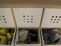 Ikea kast met 25 vakken gevuld met medische oefenmaterialen w.o. spuiten, katheters, hechtmaterialen, adl, ... - afbeelding 6 van  16