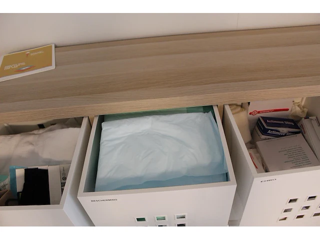 Ikea kast met 25 vakken gevuld met medische oefenmaterialen w.o. spuiten, katheters, hechtmaterialen, adl, ... - afbeelding 7 van  16