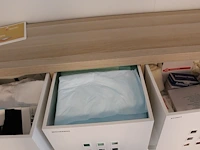 Ikea kast met 25 vakken gevuld met medische oefenmaterialen w.o. spuiten, katheters, hechtmaterialen, adl, ... - afbeelding 7 van  16