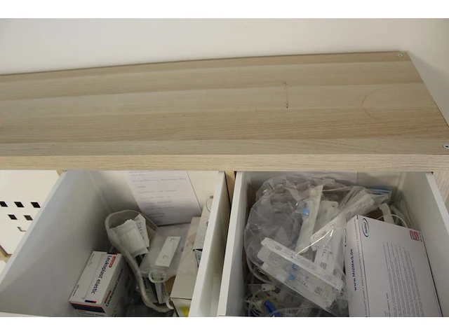 Ikea kast met 25 vakken gevuld met medische oefenmaterialen w.o. spuiten, katheters, hechtmaterialen, adl, ... - afbeelding 8 van  16