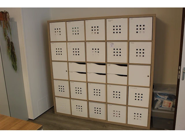 Ikea kast met 25 vakken gevuld met medische oefenmaterialen w.o. spuiten, katheters, hechtmaterialen, adl, ... - afbeelding 1 van  16