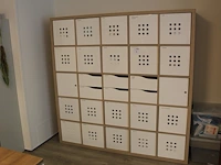 Ikea kast met 25 vakken gevuld met medische oefenmaterialen w.o. spuiten, katheters, hechtmaterialen, adl, ...