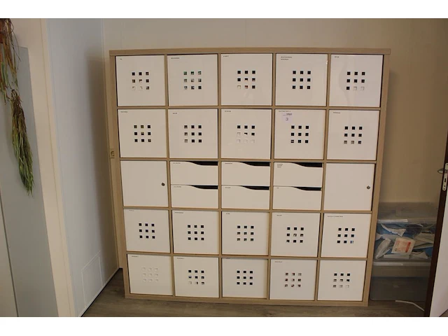 Ikea kast met 25 vakken gevuld met medische oefenmaterialen w.o. spuiten, katheters, hechtmaterialen, adl, ... - afbeelding 9 van  16