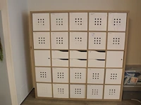 Ikea kast met 25 vakken gevuld met medische oefenmaterialen w.o. spuiten, katheters, hechtmaterialen, adl, ... - afbeelding 9 van  16