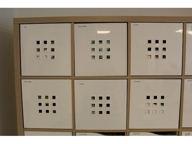 Ikea kast met 25 vakken gevuld met medische oefenmaterialen w.o. spuiten, katheters, hechtmaterialen, adl, ... - afbeelding 10 van  16