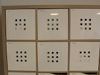 Ikea kast met 25 vakken gevuld met medische oefenmaterialen w.o. spuiten, katheters, hechtmaterialen, adl, ... - afbeelding 10 van  16