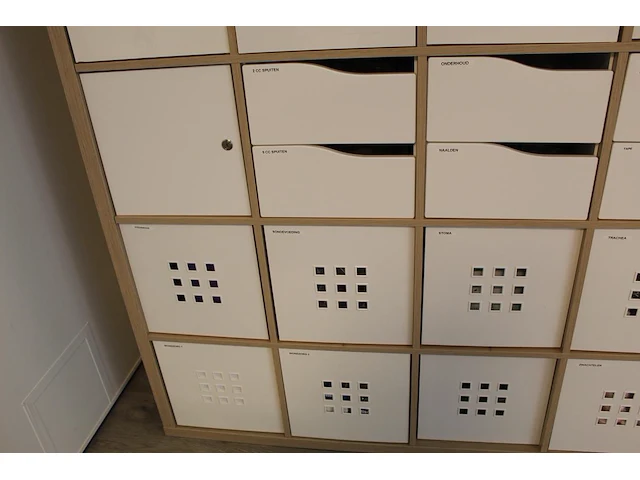 Ikea kast met 25 vakken gevuld met medische oefenmaterialen w.o. spuiten, katheters, hechtmaterialen, adl, ... - afbeelding 11 van  16