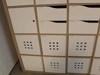 Ikea kast met 25 vakken gevuld met medische oefenmaterialen w.o. spuiten, katheters, hechtmaterialen, adl, ... - afbeelding 11 van  16