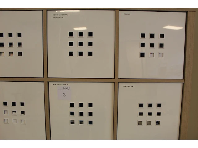 Ikea kast met 25 vakken gevuld met medische oefenmaterialen w.o. spuiten, katheters, hechtmaterialen, adl, ... - afbeelding 12 van  16