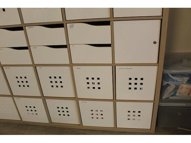 Ikea kast met 25 vakken gevuld met medische oefenmaterialen w.o. spuiten, katheters, hechtmaterialen, adl, ... - afbeelding 13 van  16