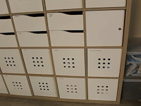 Ikea kast met 25 vakken gevuld met medische oefenmaterialen w.o. spuiten, katheters, hechtmaterialen, adl, ... - afbeelding 13 van  16