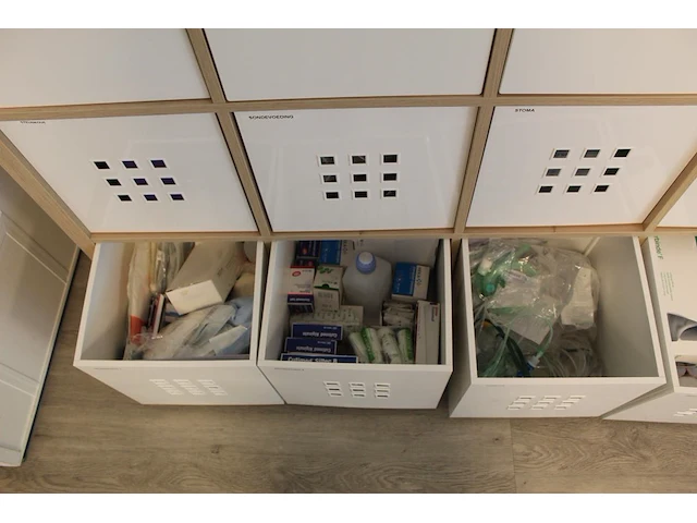 Ikea kast met 25 vakken gevuld met medische oefenmaterialen w.o. spuiten, katheters, hechtmaterialen, adl, ... - afbeelding 14 van  16