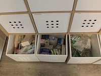Ikea kast met 25 vakken gevuld met medische oefenmaterialen w.o. spuiten, katheters, hechtmaterialen, adl, ... - afbeelding 14 van  16
