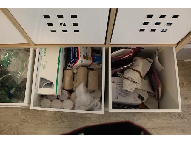 Ikea kast met 25 vakken gevuld met medische oefenmaterialen w.o. spuiten, katheters, hechtmaterialen, adl, ... - afbeelding 15 van  16