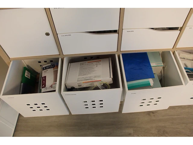 Ikea kast met 25 vakken gevuld met medische oefenmaterialen w.o. spuiten, katheters, hechtmaterialen, adl, ... - afbeelding 16 van  16