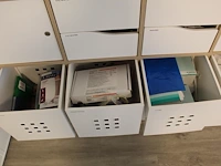 Ikea kast met 25 vakken gevuld met medische oefenmaterialen w.o. spuiten, katheters, hechtmaterialen, adl, ... - afbeelding 16 van  16