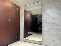Imposante spiegel met elegante messing lijst - afbeelding 1 van  4