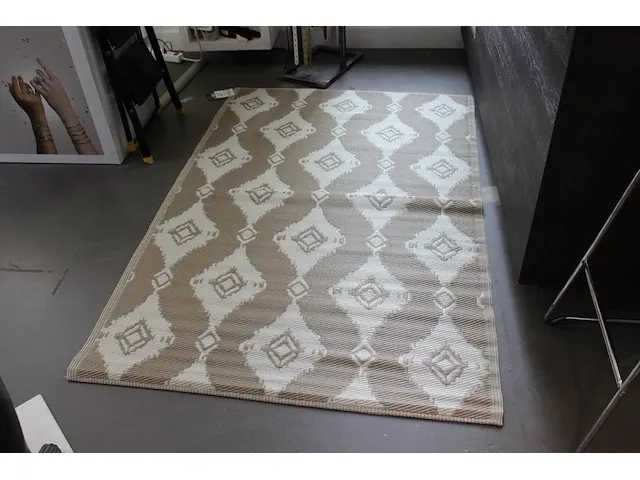 In en outdoor tapijt. afmeting 180 x 120 cm. - afbeelding 1 van  2