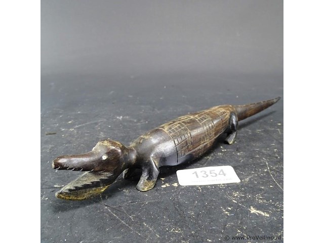 In hardhout gesneden krokodil - afbeelding 1 van  5