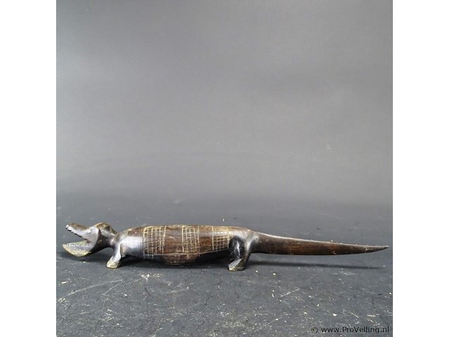 In hardhout gesneden krokodil - afbeelding 2 van  5