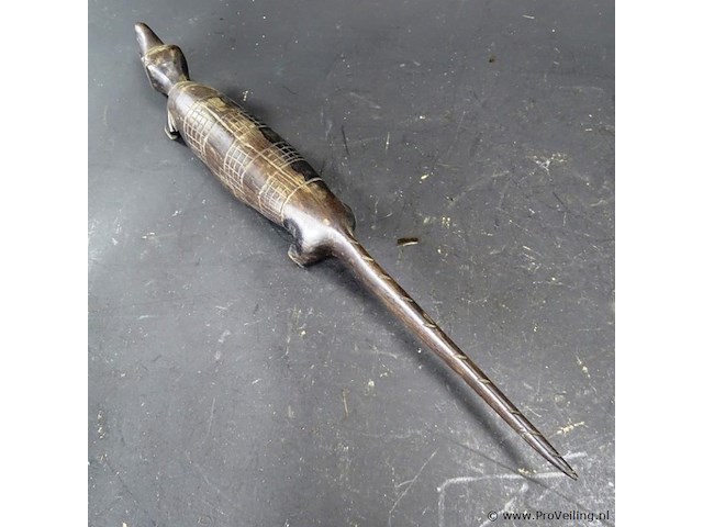 In hardhout gesneden krokodil - afbeelding 3 van  5