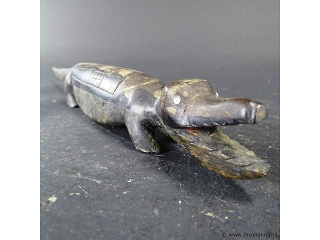 In hardhout gesneden krokodil - afbeelding 4 van  5