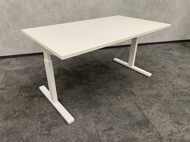 In hoogte instelbaar bureau 140x80 - afbeelding 1 van  9