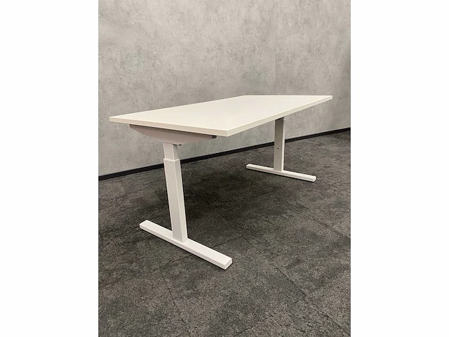 In hoogte instelbaar bureau 140x80 - afbeelding 4 van  9