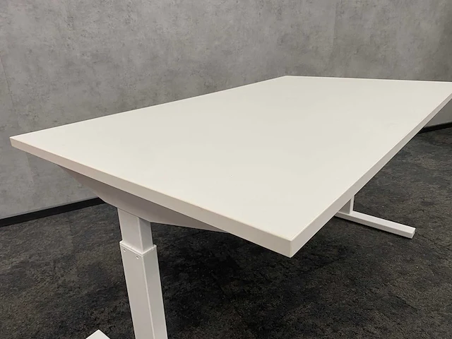 In hoogte instelbaar bureau 140x80 - afbeelding 8 van  9