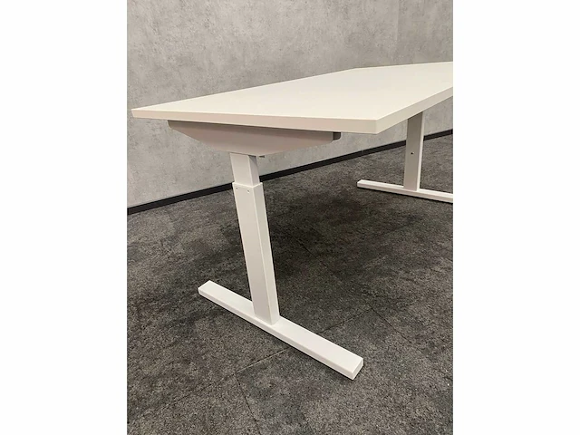 In hoogte instelbaar bureau 140x80 - afbeelding 9 van  9