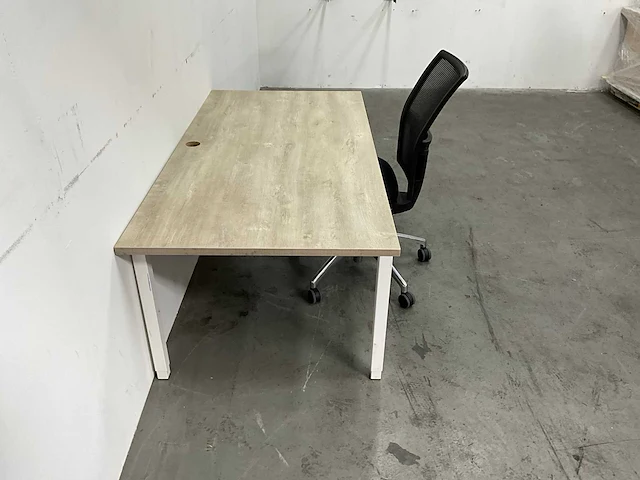 In hoogte verstelbaar bureau met bureaustoel (2x) - afbeelding 8 van  13