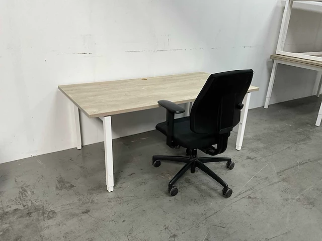 In hoogte verstelbaar bureau met bureaustoel (6x) - afbeelding 1 van  13