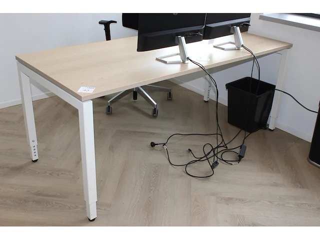 In hoogte verstelbaar bureau met vaste lade. afmeting 180 x 80 cm. - afbeelding 1 van  2