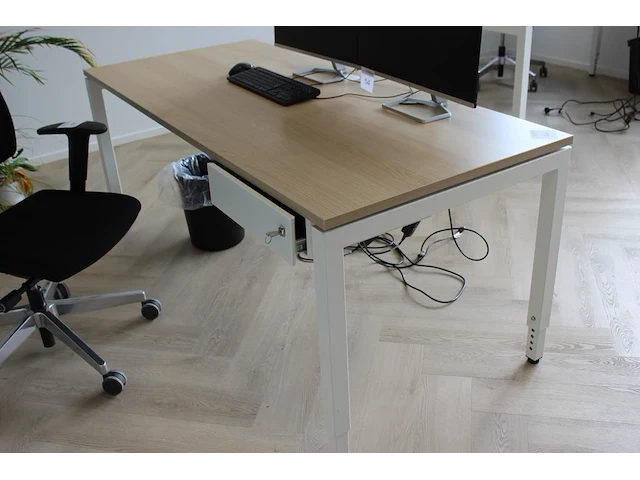 In hoogte verstelbaar bureau met vaste lade. afmeting 180 x 80 cm. - afbeelding 1 van  2
