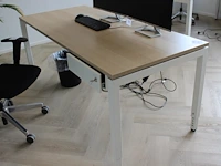 In hoogte verstelbaar bureau met vaste lade. afmeting 180 x 80 cm. - afbeelding 1 van  2