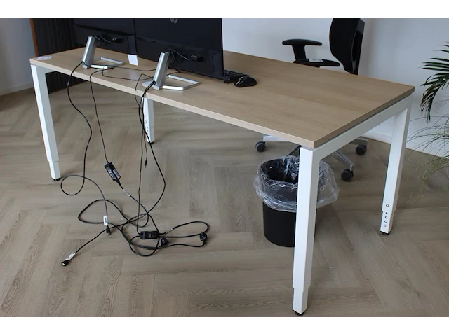 In hoogte verstelbaar bureau met vaste lade. afmeting 180 x 80 cm. - afbeelding 2 van  2