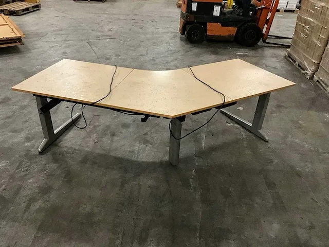 In hoogte verstelbaar hoek bureau v.v stroompunten en kabelgoot 250x150cm - afbeelding 1 van  3