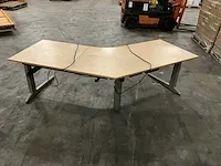 In hoogte verstelbaar hoek bureau v.v stroompunten en kabelgoot 250x150cm