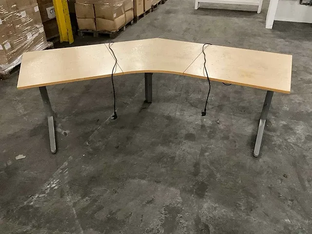 In hoogte verstelbaar hoek bureau v.v stroompunten en kabelgoot 250x150cm - afbeelding 3 van  3