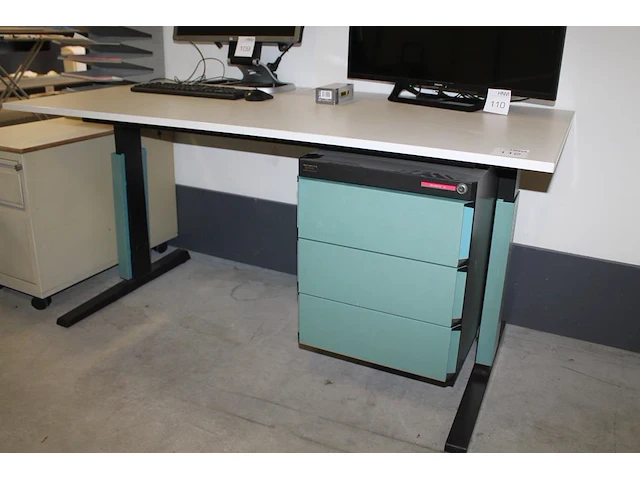 In hoogte verstelbaar magazijnbureau emmein 80 x 160 cm met metalen onderstel en vaste ladekast met drie la... - afbeelding 1 van  2